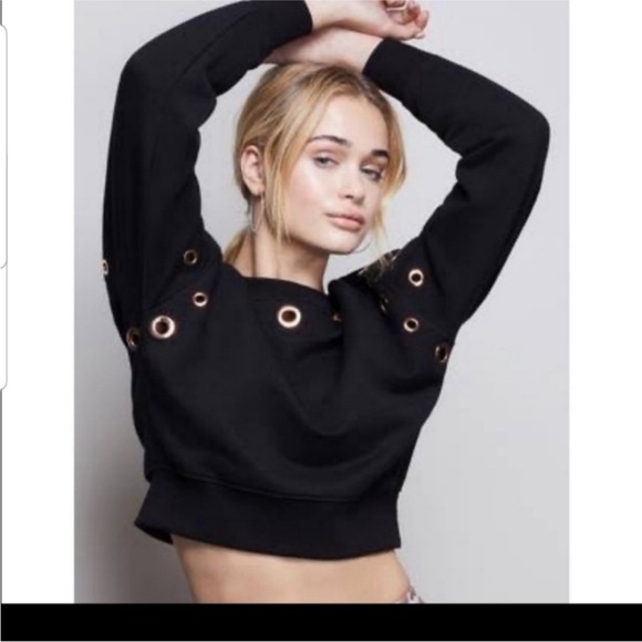 Good American grommet sweater size 0 or XS slightly cropped but hangs at waist - Picture 3 of 6